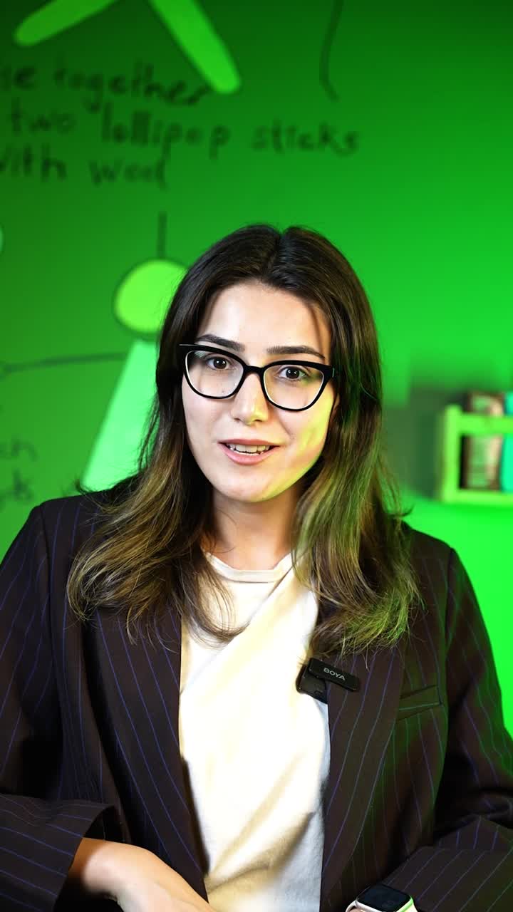Bambola sınıf ortamında çekilen Reels videosundan bir kare